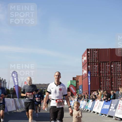 03.10.2025 - Köhlbrandbrückenlauf Jannik Wohlers http://msf.ph/oto/9110120 03.10.2025 13:00:11 Ziel 4020, 4192, 4261, 4319, 6097, 6203, 6368, 6760, 6798 meine-sportfotos.de