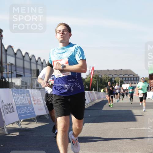 03.10.2025 - Köhlbrandbrückenlauf Jannik Wohlers http://msf.ph/oto/9110167 03.10.2025 13:00:17 Ziel 4020, 4192, 4250, 4261, 6097, 6203, 6236, 6707, 6760, 6798 meine-sportfotos.de