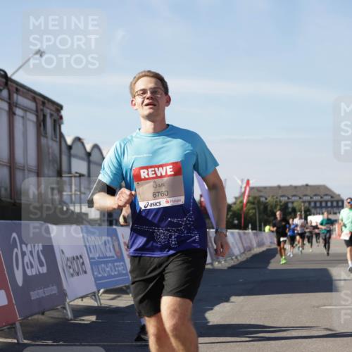 03.10.2025 - Köhlbrandbrückenlauf Jannik Wohlers http://msf.ph/oto/9110208 03.10.2025 13:00:18 Ziel 4020, 4192, 4250, 4261, 4275, 6097, 6203, 6236, 6707, 6760, 6798 meine-sportfotos.de
