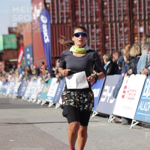 03.10.2025 - Köhlbrandbrückenlauf Jannik Wohlers http://msf.ph/oto/9110255 03.10.2025 13:00:19 Ziel 4020, 4192, 4250, 4275, 6097, 6203, 6236, 6707, 6760, 6798 meine-sportfotos.de