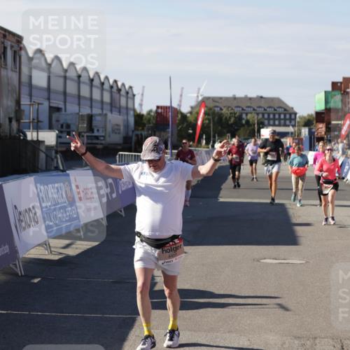 03.10.2025 - Köhlbrandbrückenlauf Jannik Wohlers http://msf.ph/oto/9110283 03.10.2025 13:30:04 Ziel 4459, 5369, 5398, 5587, 5621, 6234, 6570, 6698 meine-sportfotos.de