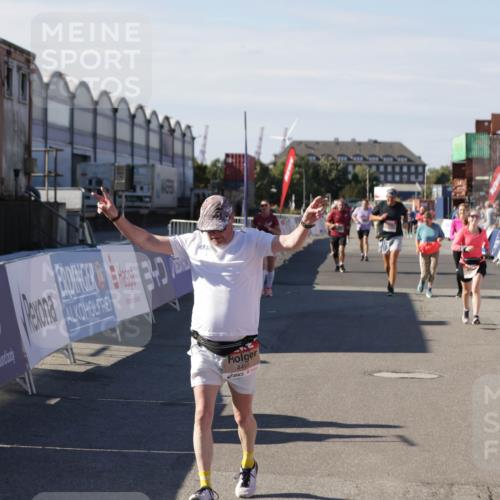 03.10.2025 - Köhlbrandbrückenlauf Jannik Wohlers http://msf.ph/oto/9110289 03.10.2025 13:30:04 Ziel 4459, 5369, 5398, 5587, 5621, 6234, 6570, 6698 meine-sportfotos.de