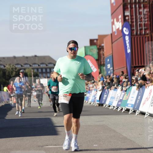 03.10.2025 - Köhlbrandbrückenlauf Jannik Wohlers http://msf.ph/oto/9110294 03.10.2025 13:00:21 Ziel 4020, 4163, 4192, 4250, 4275, 6203, 6236, 6707, 6714, 6760, 6798 meine-sportfotos.de