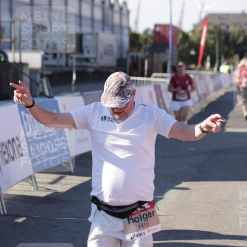 03.10.2025 - Köhlbrandbrückenlauf Jannik Wohlers http://msf.ph/oto/9110296 03.10.2025 13:30:05 Ziel 4459, 5038, 5151, 5153, 5161, 5369, 5398, 5587, 5621, 6570, 6698 meine-sportfotos.de