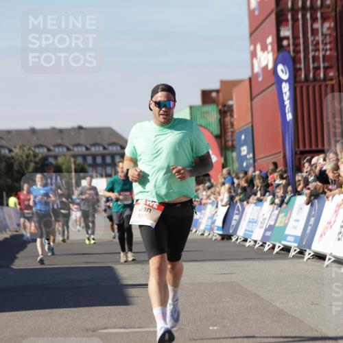 03.10.2025 - Köhlbrandbrückenlauf Jannik Wohlers http://msf.ph/oto/9110308 03.10.2025 13:00:21 Ziel 4020, 4163, 4192, 4250, 4275, 6203, 6236, 6707, 6714, 6760, 6798 meine-sportfotos.de