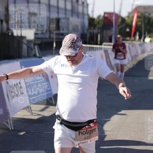 03.10.2025 - Köhlbrandbrückenlauf Jannik Wohlers http://msf.ph/oto/9110311 03.10.2025 13:30:05 Ziel 4459, 5038, 5151, 5153, 5161, 5369, 5398, 5587, 5621, 6570, 6698 meine-sportfotos.de