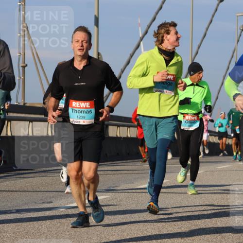 03.10.2025 - Köhlbrandbrückenlauf Strokosch-Dieckow http://msf.ph/oto/9110317 03.10.2025 09:42:03 Position 2 1308, 162, 1239, 1560, 1091, 1132 meine-sportfotos.de
