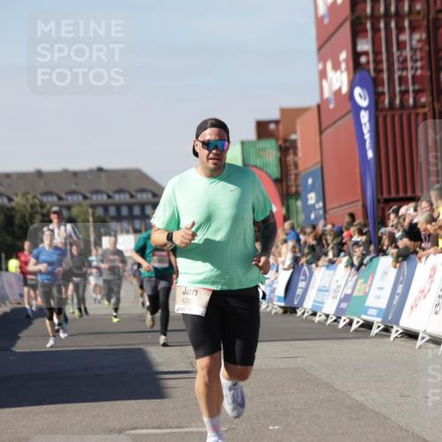 03.10.2025 - Köhlbrandbrückenlauf Jannik Wohlers http://msf.ph/oto/9110327 03.10.2025 13:00:21 Ziel 4020, 4163, 4192, 4250, 4275, 6203, 6236, 6707, 6714, 6760, 6798 meine-sportfotos.de