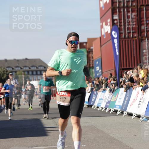 03.10.2025 - Köhlbrandbrückenlauf Jannik Wohlers http://msf.ph/oto/9110347 03.10.2025 13:00:21 Ziel 4020, 4163, 4192, 4250, 4275, 6203, 6236, 6707, 6714, 6760, 6798 meine-sportfotos.de
