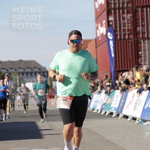 03.10.2025 - Köhlbrandbrückenlauf Jannik Wohlers http://msf.ph/oto/9110370 03.10.2025 13:00:22 Ziel 4020, 4163, 4250, 4275, 6236, 6490, 6707, 6714, 6760, 6798 meine-sportfotos.de