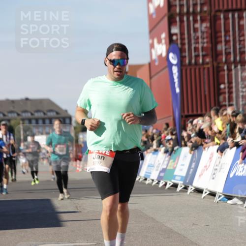 03.10.2025 - Köhlbrandbrückenlauf Jannik Wohlers http://msf.ph/oto/9110379 03.10.2025 13:00:22 Ziel 4020, 4163, 4250, 4275, 6236, 6490, 6707, 6714, 6760, 6798 meine-sportfotos.de