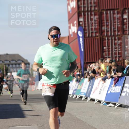 03.10.2025 - Köhlbrandbrückenlauf Jannik Wohlers http://msf.ph/oto/9110399 03.10.2025 13:00:22 Ziel 4020, 4163, 4250, 4275, 6236, 6490, 6707, 6714, 6760, 6798 meine-sportfotos.de