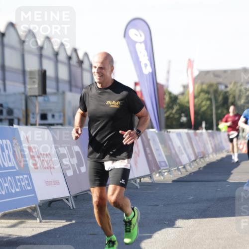 03.10.2025 - Köhlbrandbrückenlauf Jannik Wohlers http://msf.ph/oto/9110440 03.10.2025 13:00:24 Ziel 4163, 4250, 4275, 6236, 6490, 6707, 6714, 6760 meine-sportfotos.de