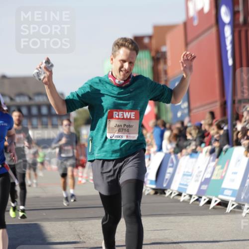 03.10.2025 - Köhlbrandbrückenlauf Jannik Wohlers http://msf.ph/oto/9110465 03.10.2025 13:00:25 Ziel 4163, 4172, 4250, 4275, 6236, 6490, 6707, 6714, 6760 meine-sportfotos.de