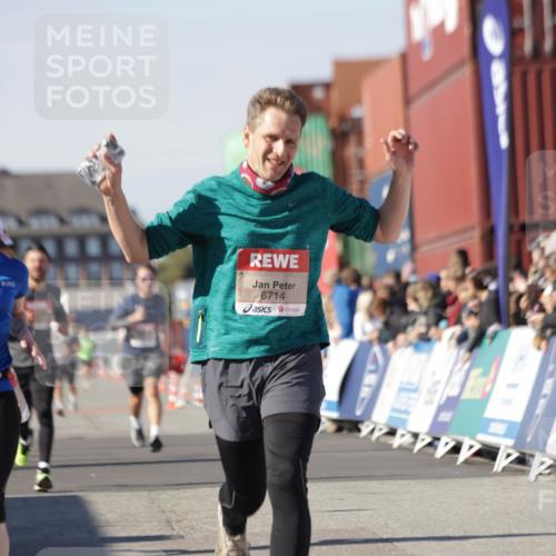 03.10.2025 - Köhlbrandbrückenlauf Jannik Wohlers http://msf.ph/oto/9110472 03.10.2025 13:00:25 Ziel 4163, 4172, 4250, 4275, 6236, 6490, 6707, 6714, 6760 meine-sportfotos.de