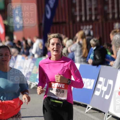 03.10.2025 - Köhlbrandbrückenlauf Jannik Wohlers http://msf.ph/oto/9110473 03.10.2025 13:30:10 Ziel 4459, 5038, 5079, 5151, 5153, 5161, 5369, 5398 meine-sportfotos.de