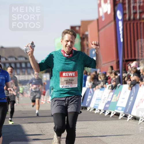 03.10.2025 - Köhlbrandbrückenlauf Jannik Wohlers http://msf.ph/oto/9110484 03.10.2025 13:00:25 Ziel 4163, 4172, 4250, 4275, 6236, 6490, 6707, 6714, 6760 meine-sportfotos.de