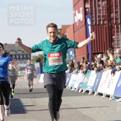03.10.2025 - Köhlbrandbrückenlauf Jannik Wohlers http://msf.ph/oto/9110508 03.10.2025 13:00:26 Ziel 4163, 4172, 4250, 4275, 4622, 4850, 5664, 6236, 6490, 6707, 6714, 6760 meine-sportfotos.de