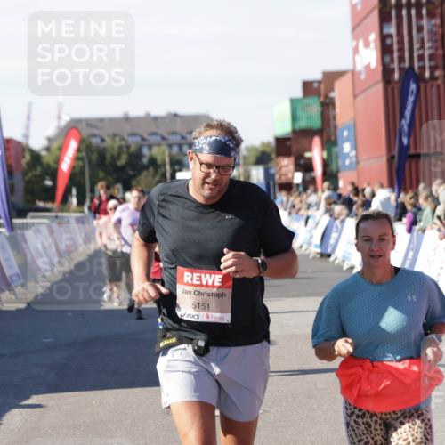 03.10.2025 - Köhlbrandbrückenlauf Jannik Wohlers http://msf.ph/oto/9110511 03.10.2025 13:30:11 Ziel 4459, 5038, 5079, 5151, 5153, 5161, 5398 meine-sportfotos.de