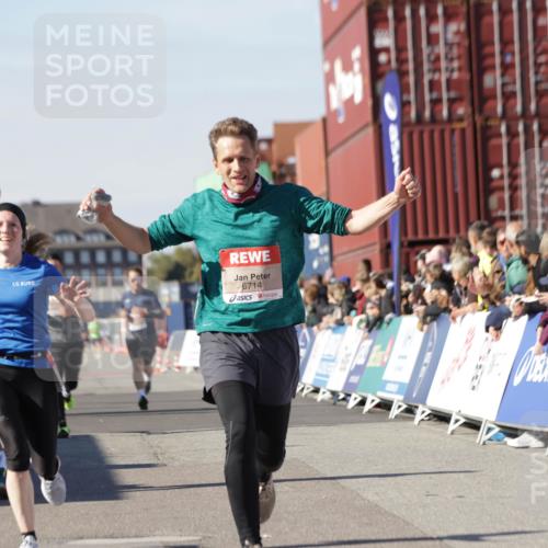 03.10.2025 - Köhlbrandbrückenlauf Jannik Wohlers http://msf.ph/oto/9110516 03.10.2025 13:00:26 Ziel 4163, 4172, 4250, 4275, 4622, 4850, 5664, 6236, 6490, 6707, 6714, 6760 meine-sportfotos.de