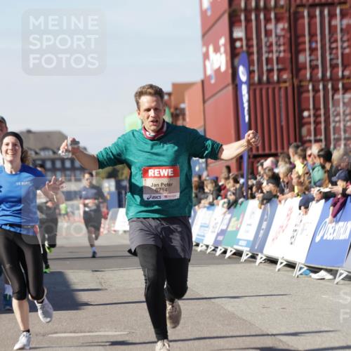 03.10.2025 - Köhlbrandbrückenlauf Jannik Wohlers http://msf.ph/oto/9110522 03.10.2025 13:00:26 Ziel 4163, 4172, 4250, 4275, 4622, 4850, 5664, 6236, 6490, 6707, 6714, 6760 meine-sportfotos.de
