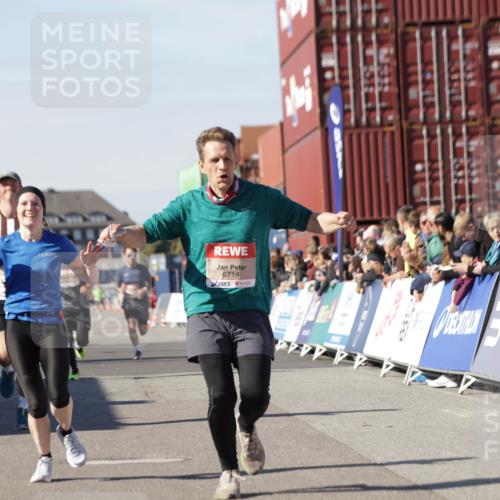 03.10.2025 - Köhlbrandbrückenlauf Jannik Wohlers http://msf.ph/oto/9110527 03.10.2025 13:00:26 Ziel 4163, 4172, 4250, 4275, 4622, 4850, 5664, 6236, 6490, 6707, 6714, 6760 meine-sportfotos.de