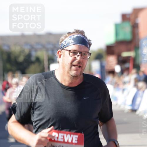 03.10.2025 - Köhlbrandbrückenlauf Jannik Wohlers http://msf.ph/oto/9110530 03.10.2025 13:30:12 Ziel 4459, 5038, 5079, 5151, 5153, 5161, 5174, 5398 meine-sportfotos.de