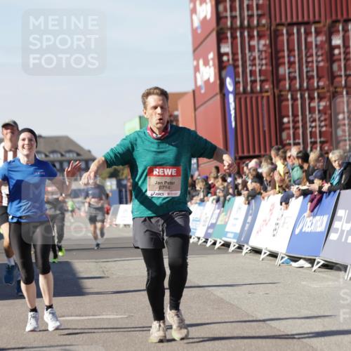 03.10.2025 - Köhlbrandbrückenlauf Jannik Wohlers http://msf.ph/oto/9110534 03.10.2025 13:00:26 Ziel 4163, 4172, 4250, 4275, 4622, 4850, 5664, 6236, 6490, 6707, 6714, 6760 meine-sportfotos.de