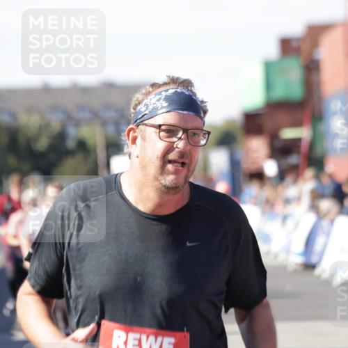 03.10.2025 - Köhlbrandbrückenlauf Jannik Wohlers http://msf.ph/oto/9110539 03.10.2025 13:30:12 Ziel 4459, 5038, 5079, 5151, 5153, 5161, 5174, 5398 meine-sportfotos.de