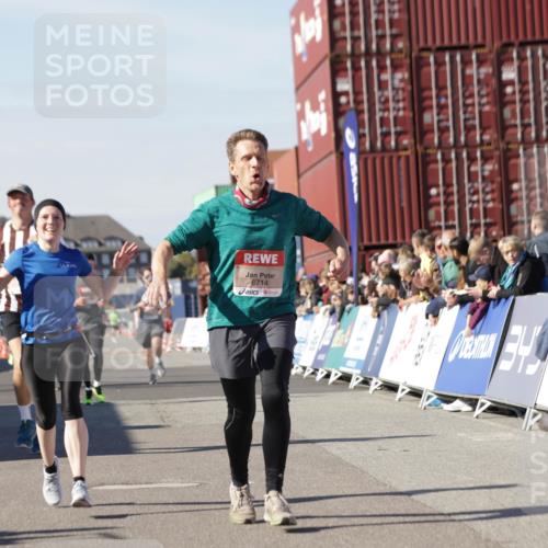 03.10.2025 - Köhlbrandbrückenlauf Jannik Wohlers http://msf.ph/oto/9110543 03.10.2025 13:00:26 Ziel 4163, 4172, 4250, 4275, 4622, 4850, 5664, 6236, 6490, 6707, 6714, 6760 meine-sportfotos.de