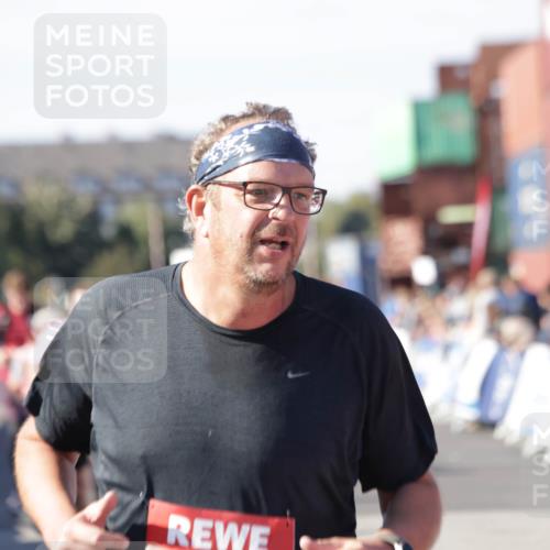 03.10.2025 - Köhlbrandbrückenlauf Jannik Wohlers http://msf.ph/oto/9110545 03.10.2025 13:30:12 Ziel 4459, 5038, 5079, 5151, 5153, 5161, 5174, 5398 meine-sportfotos.de