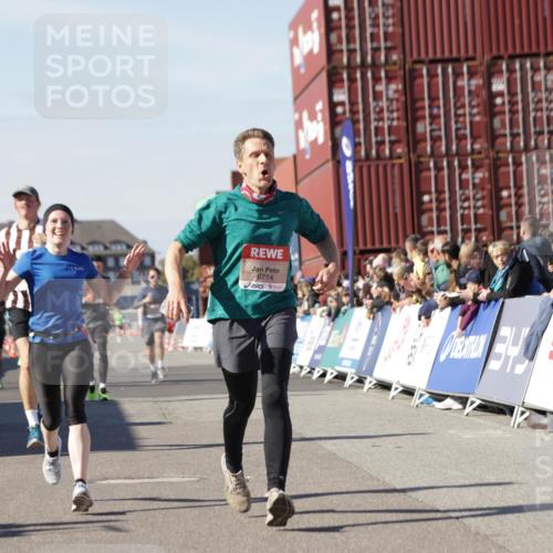 03.10.2025 - Köhlbrandbrückenlauf Jannik Wohlers http://msf.ph/oto/9110549 03.10.2025 13:00:26 Ziel 4163, 4172, 4250, 4275, 4622, 4850, 5664, 6236, 6490, 6707, 6714, 6760 meine-sportfotos.de