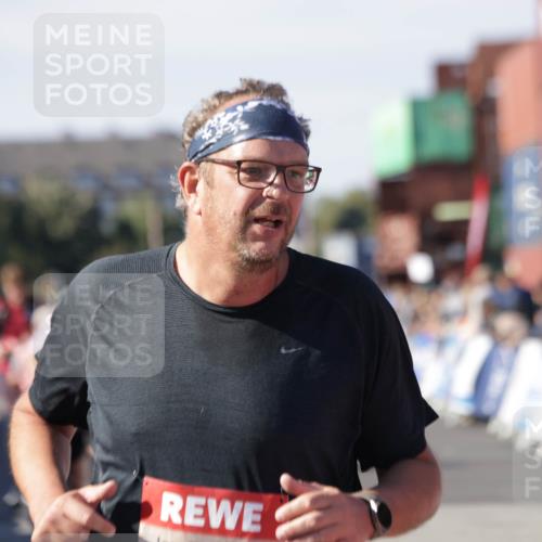 03.10.2025 - Köhlbrandbrückenlauf Jannik Wohlers http://msf.ph/oto/9110552 03.10.2025 13:30:12 Ziel 4459, 5038, 5079, 5151, 5153, 5161, 5174, 5398 meine-sportfotos.de