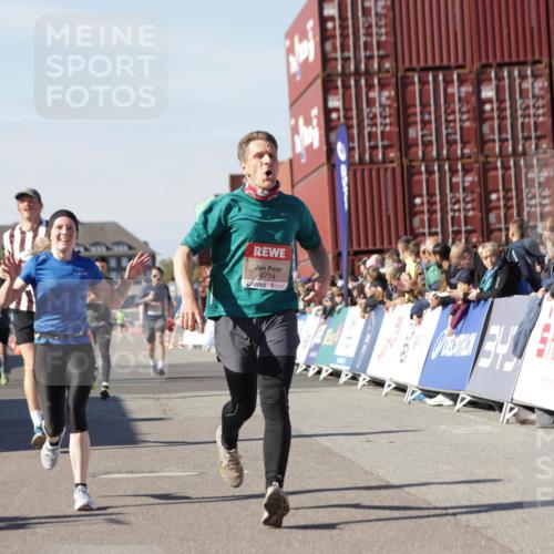 03.10.2025 - Köhlbrandbrückenlauf Jannik Wohlers http://msf.ph/oto/9110556 03.10.2025 13:00:26 Ziel 4163, 4172, 4250, 4275, 4622, 4850, 5664, 6236, 6490, 6707, 6714, 6760 meine-sportfotos.de