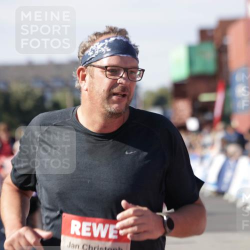 03.10.2025 - Köhlbrandbrückenlauf Jannik Wohlers http://msf.ph/oto/9110559 03.10.2025 13:30:12 Ziel 4459, 5038, 5079, 5151, 5153, 5161, 5174, 5398 meine-sportfotos.de