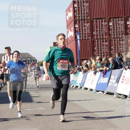 03.10.2025 - Köhlbrandbrückenlauf Jannik Wohlers http://msf.ph/oto/9110563 03.10.2025 13:00:26 Ziel 4163, 4172, 4250, 4275, 4622, 4850, 5664, 6236, 6490, 6707, 6714, 6760 meine-sportfotos.de