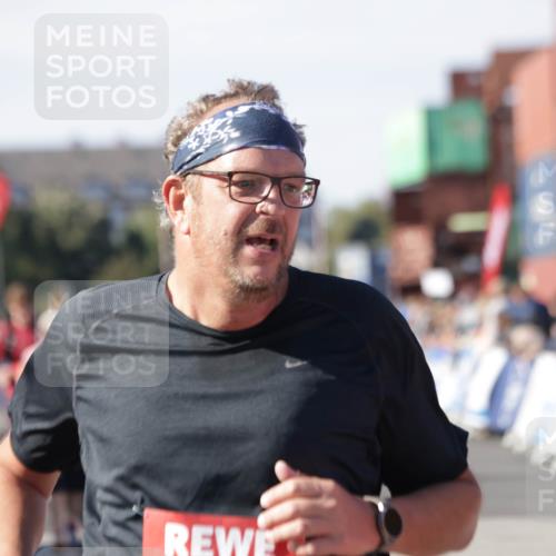 03.10.2025 - Köhlbrandbrückenlauf Jannik Wohlers http://msf.ph/oto/9110566 03.10.2025 13:30:12 Ziel 4459, 5038, 5079, 5151, 5153, 5161, 5174, 5398 meine-sportfotos.de