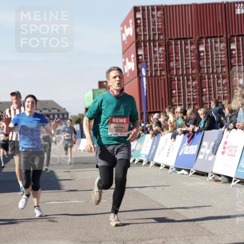 03.10.2025 - Köhlbrandbrückenlauf Jannik Wohlers http://msf.ph/oto/9110570 03.10.2025 13:00:26 Ziel 4163, 4172, 4250, 4275, 4622, 4850, 5664, 6236, 6490, 6707, 6714, 6760 meine-sportfotos.de