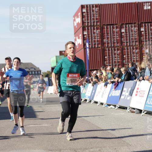 03.10.2025 - Köhlbrandbrückenlauf Jannik Wohlers http://msf.ph/oto/9110575 03.10.2025 13:00:26 Ziel 4163, 4172, 4250, 4275, 4622, 4850, 5664, 6236, 6490, 6707, 6714, 6760 meine-sportfotos.de