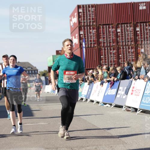03.10.2025 - Köhlbrandbrückenlauf Jannik Wohlers http://msf.ph/oto/9110584 03.10.2025 13:00:26 Ziel 4163, 4172, 4250, 4275, 4622, 4850, 5664, 6236, 6490, 6707, 6714, 6760 meine-sportfotos.de