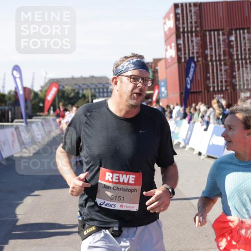 03.10.2025 - Köhlbrandbrückenlauf Jannik Wohlers http://msf.ph/oto/9110587 03.10.2025 13:30:13 Ziel 4459, 5038, 5079, 5151, 5153, 5161, 5174, 5398, 6219 meine-sportfotos.de