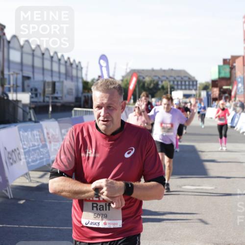 03.10.2025 - Köhlbrandbrückenlauf Jannik Wohlers http://msf.ph/oto/9110601 03.10.2025 13:30:16 Ziel 4823, 5038, 5079, 5151, 5153, 5157, 5161, 5174, 5233, 5398, 6219 meine-sportfotos.de