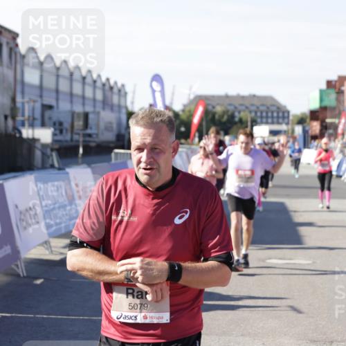 03.10.2025 - Köhlbrandbrückenlauf Jannik Wohlers http://msf.ph/oto/9110608 03.10.2025 13:30:16 Ziel 4823, 5038, 5079, 5151, 5153, 5157, 5161, 5174, 5233, 5398, 6219 meine-sportfotos.de