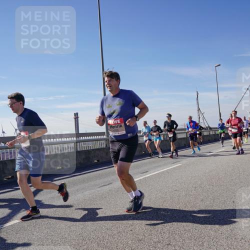 03.10.2025 - Köhlbrandbrückenlauf Michael Burmester http://msf.ph/oto/9110657 03.10.2025 12:52:59 Position 2 4725 meine-sportfotos.de