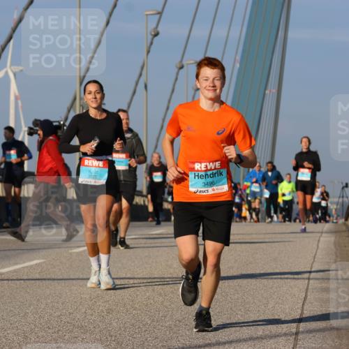 03.10.2025 - Köhlbrandbrückenlauf Strokosch-Dieckow http://msf.ph/oto/9110659 03.10.2025 09:42:39 Position 2 3825, 3496, 08 meine-sportfotos.de