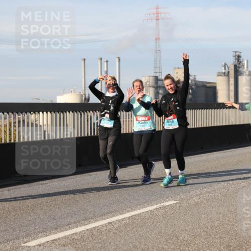 03.10.2025 - Köhlbrandbrückenlauf Lena Gebhardt http://msf.ph/oto/9110665 03.10.2025 10:15:14 Position 2 2927, 2926, 2899 meine-sportfotos.de