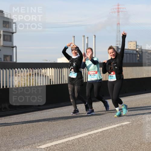 03.10.2025 - Köhlbrandbrückenlauf Lena Gebhardt http://msf.ph/oto/9110678 03.10.2025 10:15:15 Position 2 2927, 2926, 2898 meine-sportfotos.de