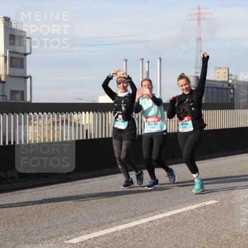 03.10.2025 - Köhlbrandbrückenlauf Lena Gebhardt http://msf.ph/oto/9110687 03.10.2025 10:15:15 Position 2 2928, 2927, 2926, 2898 meine-sportfotos.de