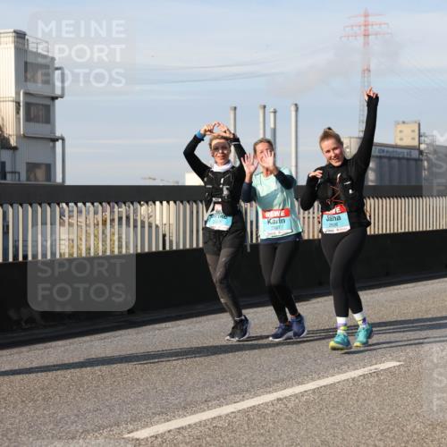 03.10.2025 - Köhlbrandbrückenlauf Lena Gebhardt http://msf.ph/oto/9110697 03.10.2025 10:15:15 Position 2 2927, 2926, 2898 meine-sportfotos.de