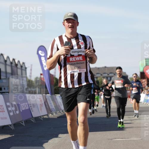 03.10.2025 - Köhlbrandbrückenlauf Jannik Wohlers http://msf.ph/oto/9110698 03.10.2025 13:00:28 Ziel 4163, 4172, 4250, 4275, 4622, 4850, 5664, 6236, 6490, 6707, 6714 meine-sportfotos.de